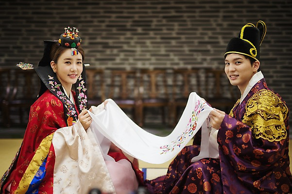 포토 JPG 여자 남자 행복 신부 신랑 결혼 실내 미소 앉기 상반신 성인 두명 옆모습 30대 한국인 잡기 밤 한복 대추 혼례복 폐백 폐백실 웨딩라이프 성인만 국내포토 한국전통 라이프스타일 감정 뷰포인트 모션 표정 사람 동양인 이벤트 내부 장년 견과류 전통의상 파일형식