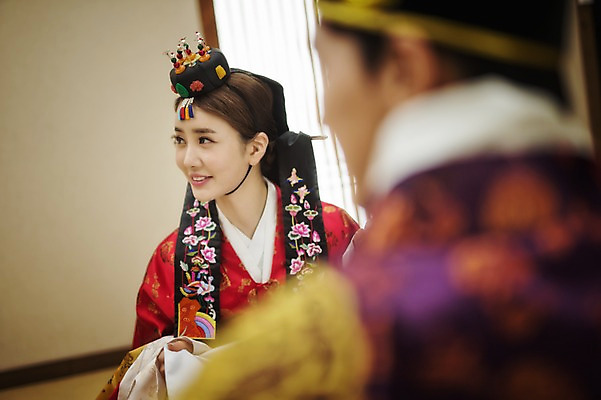 포토 JPG 여자 남자 행복 신부 신랑 결혼 실내 앉기 상반신 성인 두명 앞모습 뒷모습 30대 한국인 한복 혼례복 폐백 폐백실 웨딩라이프 성인만 국내포토 한국전통 라이프스타일 감정 뷰포인트 모션 사람 동양인 이벤트 내부 장년 전통의상 파일형식