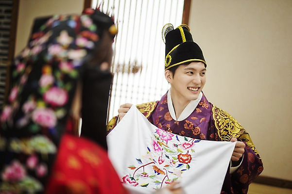 포토 JPG 여자 남자 행복 신부 신랑 결혼 실내 미소 앉기 상반신 성인 두명 앞모습 뒷모습 30대 한국인 한복 혼례복 폐백 폐백실 웨딩라이프 성인만 국내포토 한국전통 라이프스타일 감정 뷰포인트 모션 표정 사람 동양인 이벤트 내부 장년 전통의상 파일형식