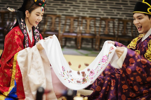 포토 JPG 여자 남자 행복 신부 신랑 결혼 실내 미소 앉기 상반신 성인 두명 옆모습 30대 한국인 잡기 던지기 밤 한복 즐거움 대추 혼례복 폐백 폐백실 웨딩라이프 성인만 국내포토 한국전통 라이프스타일 감정 뷰포인트 모션 표정 사람 동양인 이벤트 내부 장년 견과류 전통의상 파일형식