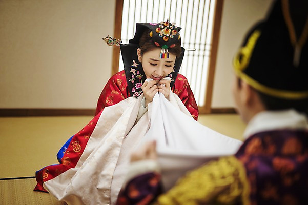 포토 JPG 여자 남자 행복 신부 신랑 결혼 실내 앉기 상반신 성인 두명 앞모습 뒷모습 30대 놀람 한국인 밤 한복 대추 혼례복 폐백 폐백실 웨딩라이프 성인만 국내포토 한국전통 라이프스타일 감정 뷰포인트 모션 표정 사람 동양인 이벤트 내부 장년 견과류 전통의상 파일형식