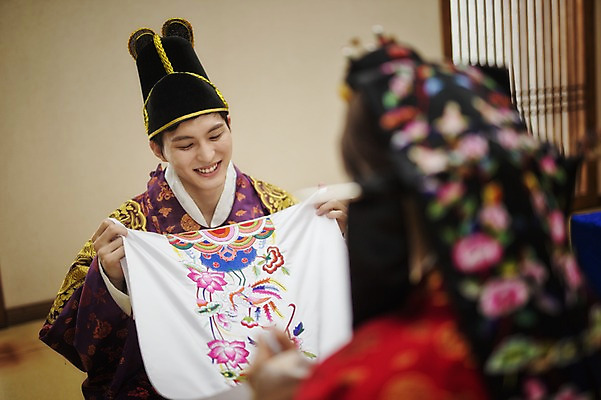 포토 JPG 여자 남자 행복 신부 신랑 결혼 실내 미소 앉기 상반신 성인 두명 앞모습 뒷모습 30대 한국인 밤 한복 대추 혼례복 폐백 폐백실 웨딩라이프 성인만 국내포토 한국전통 라이프스타일 감정 뷰포인트 모션 표정 사람 동양인 이벤트 내부 장년 견과류 전통의상 파일형식