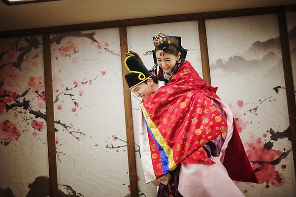 포토 JPG 전신 여자 남자 행복 신부 신랑 결혼 실내 서기 상반신 성인 두명 옆모습 30대 다정 한국인 한복 즐거움 업기 혼례복 폐백 폐백실 웨딩라이프 성인만 국내포토 한국전통 라이프스타일 감정 뷰포인트 컨셉 모션 사람 동양인 이벤트 내부 장년 전통의상 파일형식