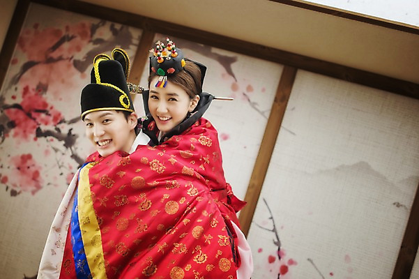 포토 JPG 여자 남자 행복 신부 신랑 결혼 실내 서기 미소 상반신 성인 두명 옆모습 30대 다정 한국인 한복 즐거움 업기 혼례복 폐백 폐백실 웨딩라이프 성인만 국내포토 한국전통 라이프스타일 감정 뷰포인트 컨셉 모션 표정 사람 동양인 이벤트 내부 장년 전통의상 파일형식