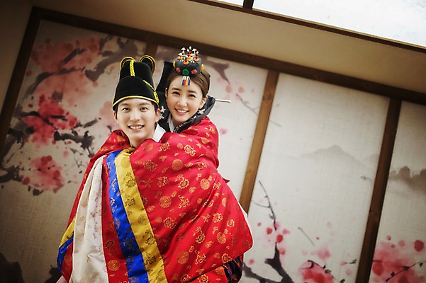 포토 JPG 여자 남자 행복 신부 신랑 결혼 실내 서기 미소 상반신 성인 두명 옆모습 30대 다정 한국인 한복 즐거움 업기 혼례복 폐백 폐백실 웨딩라이프 성인만 국내포토 한국전통 라이프스타일 감정 뷰포인트 컨셉 모션 표정 사람 동양인 이벤트 내부 장년 전통의상 파일형식