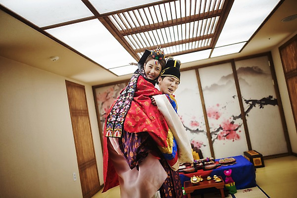 포토 JPG 여자 남자 행복 신부 신랑 결혼 실내 서기 미소 상반신 성인 두명 옆모습 30대 다정 한국인 한복 즐거움 업기 혼례복 폐백 폐백실 웨딩라이프 성인만 국내포토 한국전통 라이프스타일 감정 뷰포인트 컨셉 모션 표정 사람 동양인 이벤트 내부 장년 전통의상 파일형식