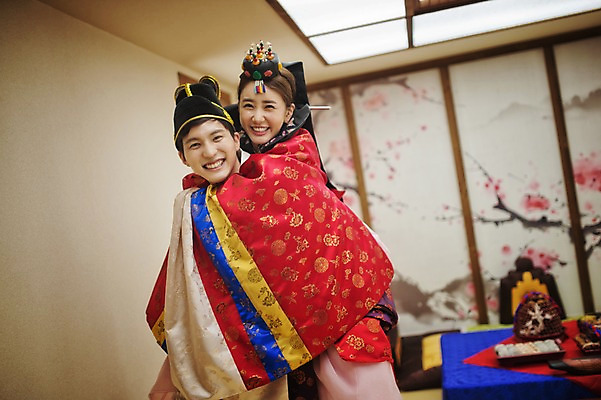 포토 JPG 여자 남자 행복 신부 신랑 결혼 실내 서기 미소 상반신 성인 두명 옆모습 30대 다정 한국인 한복 즐거움 업기 혼례복 폐백 폐백실 웨딩라이프 성인만 국내포토 한국전통 라이프스타일 감정 뷰포인트 컨셉 모션 표정 사람 동양인 이벤트 내부 장년 전통의상 파일형식