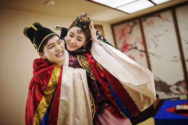 포토 JPG 여자 남자 행복 신부 신랑 결혼 실내 서기 미소 상반신 성인 두명 앞모습 30대 다정 한국인 한복 즐거움 업기 혼례복 폐백 폐백실 웨딩라이프 성인만 국내포토 한국전통 라이프스타일 감정 뷰포인트 컨셉 모션 표정 사람 동양인 이벤트 내부 장년 전통의상 파일형식