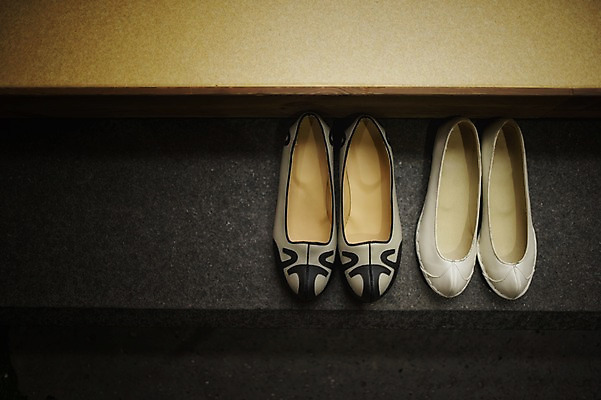 포토 JPG 전통소품 실내 사람없음 전시 오브젝트 여성용 남성용 두켤레 전통신발 폐백실 국내포토 전통 신발 내부 폐백 파일형식