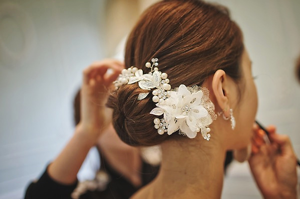 포토 JPG 손 여자 신부 결혼 실내 성인 뒷모습 신체부위 세명 30대 화장 한국인 준비 코사지 단장 신부대기실 웨딩라이프 성인여자만 성인만 국내포토 라이프스타일 뷰포인트 장신구 사람 동양인 이벤트 내부 장년 뷰티 대기실 여자만 파일형식