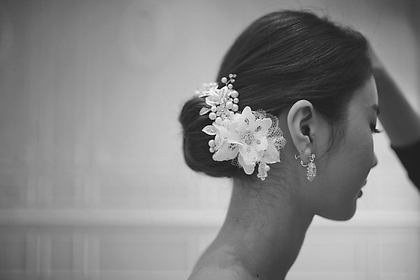 포토 JPG 손 여자 신부 결혼 흑백 실내 성인 두명 옆모습 신체부위 30대 한국인 준비 코사지 단장 신부대기실 웨딩라이프 성인여자만 성인만 국내포토 라이프스타일 뷰포인트 장신구 촬영기법 사람 동양인 이벤트 내부 장년 대기실 여자만 파일형식