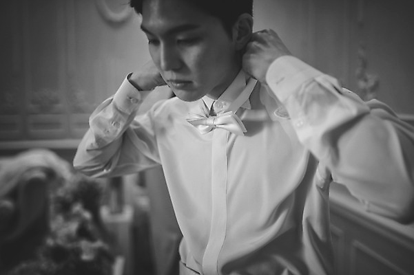 포토 JPG 남자 신랑 결혼 흑백 실내 한명 서기 정장 턱시도 상반신 성인 앞모습 30대 한국인 준비 단장 대기실 웨딩라이프 성인남자한명만 국내포토 1 라이프스타일 옷 뷰포인트 모션 촬영기법 사람 동양인 이벤트 내부 장년 공간 남자한명만 성인남자만 파일형식