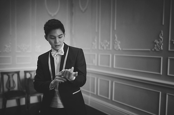 포토 JPG 남자 신랑 결혼 흑백 실내 한명 서기 정장 턱시도 상반신 성인 앞모습 30대 한국인 준비 단장 대기실 웨딩라이프 성인남자한명만 국내포토 1 라이프스타일 옷 뷰포인트 모션 촬영기법 사람 동양인 이벤트 내부 장년 공간 남자한명만 성인남자만 파일형식