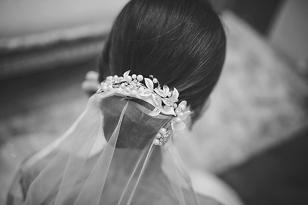 포토 JPG 여자 신부 웨딩드레스 결혼 면사포 흑백 실내 한명 앉기 성인 뒷모습 30대 한국인 준비 코사지 웨딩라이프 성인여자한명만 성인만 국내포토 1 라이프스타일 드레스 뷰포인트 장신구 모션 촬영기법 사람 동양인 이벤트 내부 장년 결혼소품 여자한명만 성인여자만 파일형식