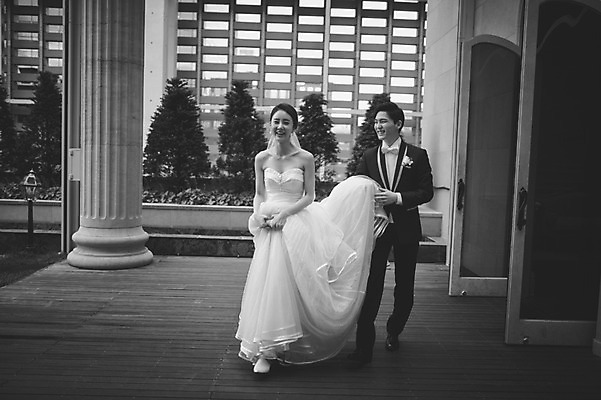 포토 JPG 주간 전신 여자 남자 행복 신부 웨딩드레스 신랑 결혼 흑백 정장 턱시도 성인 야외 두명 앞모습 30대 걷기 다정 한국인 기념촬영 웨딩라이프 성인만 국내포토 자연요소 라이프스타일 드레스 옷 감정 뷰포인트 컨셉 모션 촬영기법 사람 동양인 이벤트 장년 사진촬영 파일형식