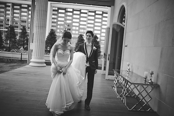 포토 JPG 주간 전신 여자 남자 행복 신부 웨딩드레스 신랑 결혼 흑백 정장 턱시도 성인 야외 두명 앞모습 30대 걷기 다정 한국인 기념촬영 웨딩라이프 성인만 국내포토 자연요소 라이프스타일 드레스 옷 감정 뷰포인트 컨셉 모션 촬영기법 사람 동양인 이벤트 장년 사진촬영 파일형식