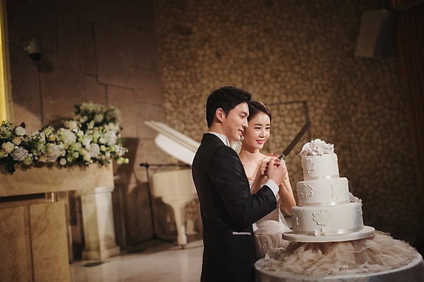 포토 JPG 여자 남자 행복 신부 웨딩드레스 신랑 결혼 결혼식 실내 서기 들기 상반신 성인 두명 옆모습 30대 한국인 칼 자르기 웨딩케이크 예식장 웨딩라이프 성인만 국내포토 라이프스타일 드레스 감정 뷰포인트 모션 사람 동양인 이벤트 내부 장년 케이크 공간 파일형식