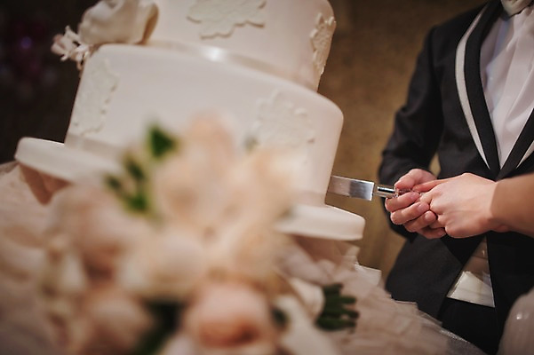 포토 JPG 손 여자 남자 신부 신랑 결혼 결혼식 실내 상반신 성인 두명 신체부위 30대 한국인 나이프 자르기 웨딩케이크 예식장 웨딩라이프 성인만 국내포토 라이프스타일 식기 모션 사람 동양인 이벤트 내부 장년 케이크 공간 칼 파일형식