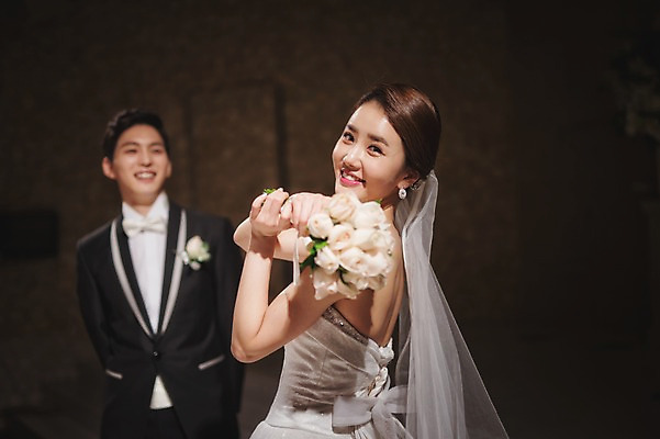 포토 JPG 여자 남자 행복 신부 부케 웨딩드레스 신랑 결혼 결혼식 실내 상반신 성인 두명 앞모습 옆모습 30대 한국인 뒤돌아보기 던지기 예식장 웨딩라이프 성인만 국내포토 라이프스타일 드레스 감정 뷰포인트 꽃다발 모션 사람 동양인 이벤트 내부 장년 공간 파일형식