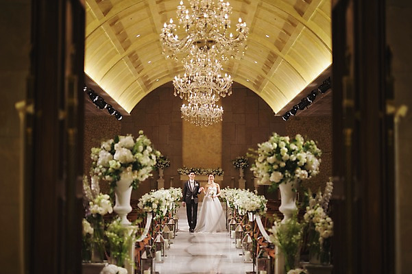 포토 JPG 전신 여자 남자 행복 신부 부케 웨딩드레스 신랑 결혼 결혼식 실내 들기 정장 턱시도 성인 두명 앞모습 30대 걷기 손잡기 한국인 예식장 행진 웨딩라이프 성인만 국내포토 라이프스타일 드레스 옷 감정 뷰포인트 꽃다발 모션 사람 동양인 이벤트 내부 장년 공간 파일형식