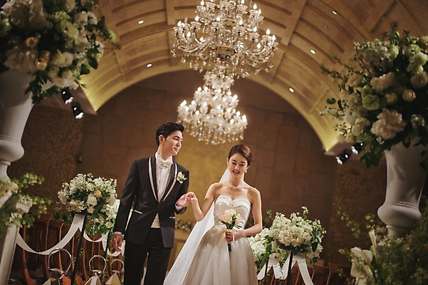 포토 JPG 여자 남자 행복 신부 부케 웨딩드레스 신랑 결혼 결혼식 실내 들기 상반신 성인 두명 앞모습 30대 걷기 손잡기 한국인 예식장 행진 웨딩라이프 성인만 국내포토 라이프스타일 드레스 감정 뷰포인트 꽃다발 모션 사람 동양인 이벤트 내부 장년 공간 파일형식