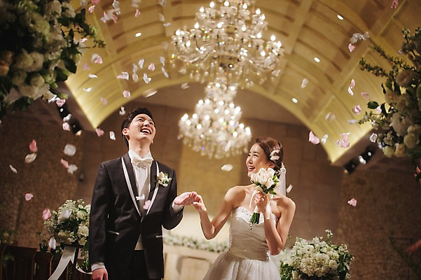 포토 JPG 여자 남자 행복 신부 부케 웨딩드레스 신랑 결혼 결혼식 실내 들기 상반신 성인 두명 앞모습 30대 걷기 손잡기 한국인 꽃가루 예식장 행진 웨딩라이프 성인만 국내포토 라이프스타일 드레스 감정 뷰포인트 꽃다발 모션 사람 동양인 이벤트 내부 장년 공간 가루 파일형식