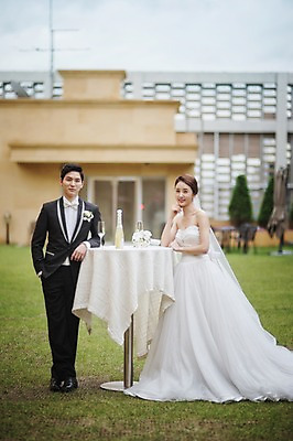 포토 JPG 주간 전신 여자 남자 행복 신부 웨딩드레스 신랑 결혼 결혼식 서기 미소 성인 야외 두명 앞모습 30대 한국인 샴페인 옥상 테이블매트 피로연 웨딩라이프 성인만 국내포토 자연요소 라이프스타일 드레스 감정 뷰포인트 모션 주류 표정 사람 동양인 이벤트 장년 식탁보 파일형식