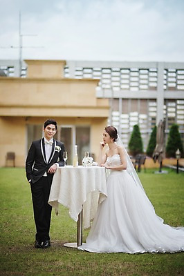 포토 JPG 주간 전신 여자 남자 행복 신부 웨딩드레스 신랑 결혼 결혼식 서기 성인 야외 두명 앞모습 30대 한국인 샴페인 옥상 피로연 웨딩라이프 성인만 국내포토 자연요소 라이프스타일 드레스 감정 뷰포인트 모션 주류 사람 동양인 이벤트 장년 파일형식