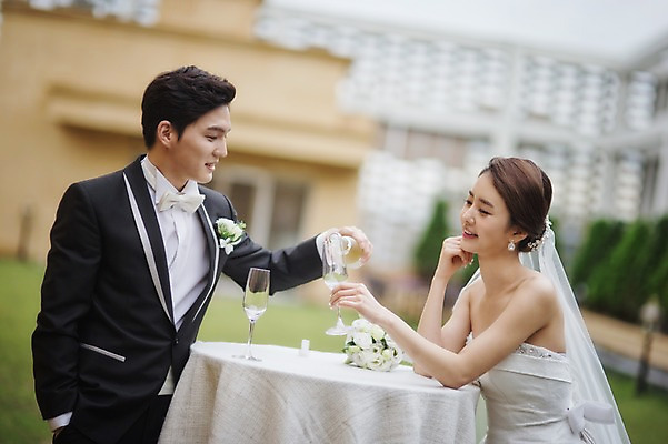 포토 JPG 주간 여자 남자 행복 신부 웨딩드레스 신랑 결혼 결혼식 서기 상반신 성인 야외 두명 옆모습 30대 한국인 샴페인 옥상 피로연 웨딩라이프 성인만 국내포토 자연요소 라이프스타일 드레스 감정 뷰포인트 모션 주류 사람 동양인 이벤트 장년 파일형식