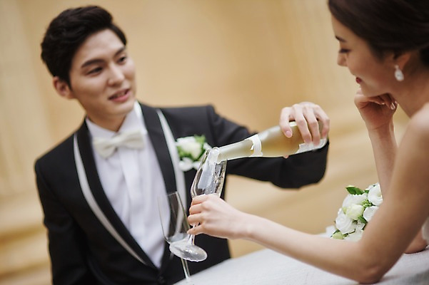 포토 JPG 주간 여자 남자 행복 신부 웨딩드레스 신랑 결혼 결혼식 상반신 성인 야외 두명 앞모습 옆모습 30대 한국인 샴페인 옥상 피로연 웨딩라이프 성인만 국내포토 자연요소 라이프스타일 드레스 감정 뷰포인트 주류 사람 동양인 이벤트 장년 파일형식