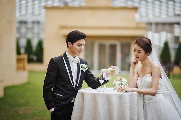 포토 JPG 주간 여자 남자 행복 신부 웨딩드레스 신랑 결혼 결혼식 서기 상반신 성인 야외 두명 앞모습 30대 한국인 샴페인 옥상 피로연 웨딩라이프 성인만 국내포토 자연요소 라이프스타일 드레스 감정 뷰포인트 모션 주류 사람 동양인 이벤트 장년 파일형식