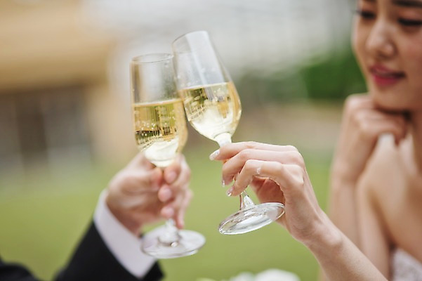 포토 JPG 주간 여자 남자 행복 신부 웨딩드레스 신랑 결혼 결혼식 서기 상반신 성인 야외 두명 30대 한국인 샴페인 옥상 건배 피로연 웨딩라이프 성인만 국내포토 자연요소 라이프스타일 드레스 감정 모션 주류 사람 동양인 이벤트 장년 파일형식