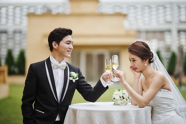 포토 JPG 주간 여자 남자 행복 신부 웨딩드레스 신랑 결혼 결혼식 서기 들기 상반신 성인 야외 두명 옆모습 30대 한국인 샴페인 옥상 건배 피로연 웨딩라이프 성인만 국내포토 자연요소 라이프스타일 드레스 감정 뷰포인트 모션 주류 사람 동양인 이벤트 장년 파일형식