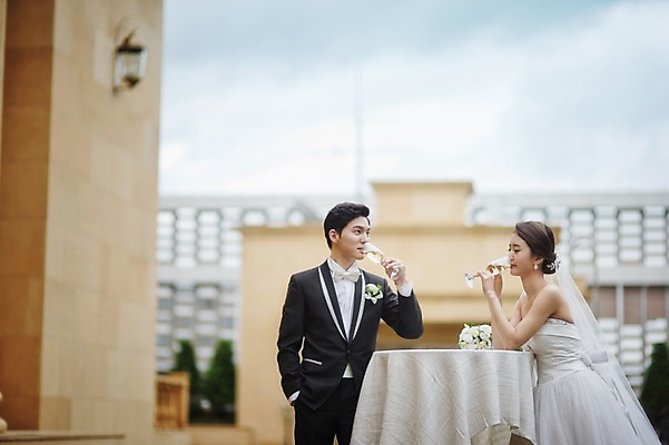 포토 JPG 주간 여자 남자 행복 신부 웨딩드레스 신랑 결혼 결혼식 서기 상반신 성인 야외 두명 옆모습 30대 한국인 마시기 샴페인 옥상 피로연 웨딩라이프 성인만 국내포토 자연요소 라이프스타일 드레스 감정 뷰포인트 모션 주류 사람 동양인 이벤트 장년 파일형식