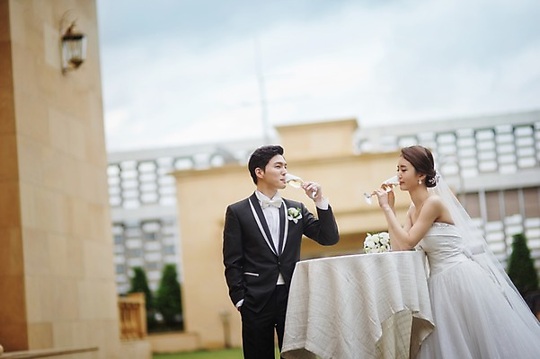 포토 JPG 주간 여자 남자 행복 신부 웨딩드레스 신랑 결혼 결혼식 서기 상반신 성인 야외 두명 옆모습 30대 한국인 마시기 샴페인 옥상 피로연 웨딩라이프 성인만 국내포토 자연요소 라이프스타일 드레스 감정 뷰포인트 모션 주류 사람 동양인 이벤트 장년 파일형식