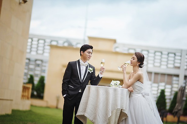 포토 JPG 주간 여자 남자 행복 신부 웨딩드레스 신랑 결혼 결혼식 서기 상반신 성인 야외 두명 옆모습 30대 한국인 마시기 샴페인 옥상 피로연 웨딩라이프 성인만 국내포토 자연요소 라이프스타일 드레스 감정 뷰포인트 모션 주류 사람 동양인 이벤트 장년 파일형식