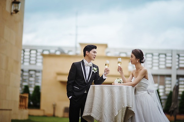 포토 JPG 주간 여자 남자 행복 신부 웨딩드레스 신랑 결혼 결혼식 서기 상반신 성인 야외 두명 옆모습 30대 한국인 마시기 샴페인 옥상 피로연 웨딩라이프 성인만 국내포토 자연요소 라이프스타일 드레스 감정 뷰포인트 모션 주류 사람 동양인 이벤트 장년 파일형식