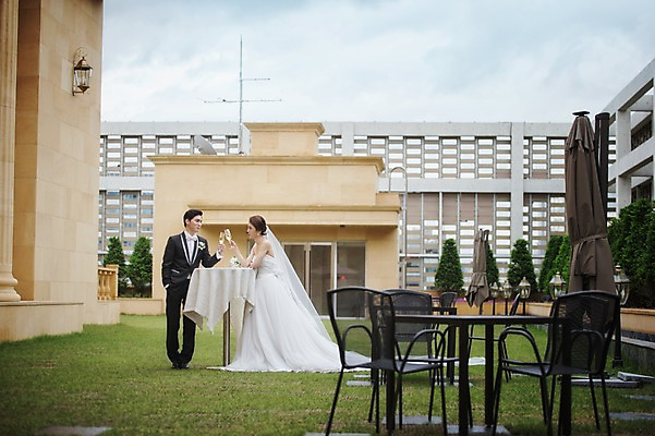 포토 JPG 주간 전신 여자 남자 행복 신부 웨딩드레스 신랑 결혼 결혼식 서기 들기 성인 야외 두명 옆모습 30대 한국인 샴페인 옥상 피로연 웨딩라이프 성인만 국내포토 자연요소 라이프스타일 드레스 감정 뷰포인트 모션 주류 사람 동양인 이벤트 장년 파일형식