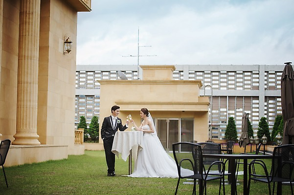 포토 JPG 주간 전신 여자 남자 행복 신부 웨딩드레스 신랑 결혼 결혼식 서기 들기 성인 야외 두명 옆모습 30대 한국인 샴페인 옥상 피로연 웨딩라이프 성인만 국내포토 자연요소 라이프스타일 드레스 감정 뷰포인트 모션 주류 사람 동양인 이벤트 장년 파일형식