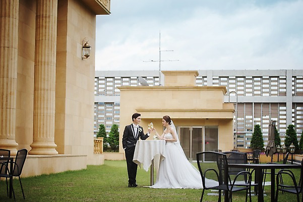 포토 JPG 주간 전신 여자 남자 행복 신부 웨딩드레스 신랑 결혼 결혼식 서기 들기 성인 야외 두명 옆모습 30대 한국인 샴페인 옥상 피로연 웨딩라이프 성인만 국내포토 자연요소 라이프스타일 드레스 감정 뷰포인트 모션 주류 사람 동양인 이벤트 장년 파일형식