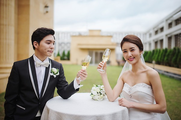 포토 JPG 주간 여자 남자 행복 신부 웨딩드레스 신랑 결혼 결혼식 서기 들기 상반신 성인 야외 두명 앞모습 30대 한국인 샴페인 옥상 건배 피로연 웨딩라이프 성인만 국내포토 자연요소 라이프스타일 드레스 감정 뷰포인트 모션 주류 사람 동양인 이벤트 장년 파일형식