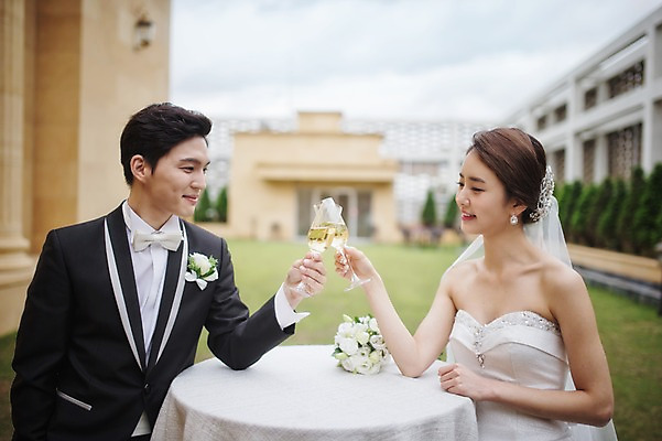 포토 JPG 주간 여자 남자 행복 신부 웨딩드레스 신랑 결혼 결혼식 서기 들기 상반신 성인 야외 두명 앞모습 30대 한국인 샴페인 옥상 건배 피로연 웨딩라이프 성인만 국내포토 자연요소 라이프스타일 드레스 감정 뷰포인트 모션 주류 사람 동양인 이벤트 장년 파일형식