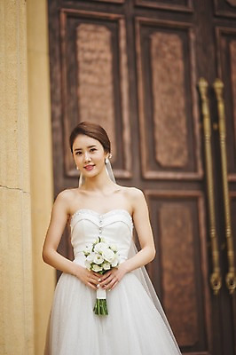 포토 JPG 주간 여자 행복 신부 부케 웨딩드레스 결혼 한명 서기 들기 상반신 성인 야외 앞모습 30대 한국인 기념촬영 웨딩라이프 성인여자한명만 성인만 국내포토 자연요소 1 라이프스타일 드레스 감정 뷰포인트 꽃다발 모션 사람 동양인 이벤트 장년 사진촬영 여자한명만 성인여자만 파일형식