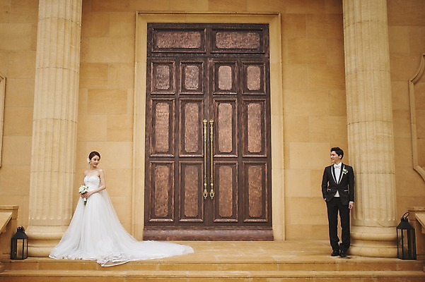 포토 JPG 주간 전신 여자 남자 행복 신부 부케 웨딩드레스 신랑 결혼 서기 들기 정장 턱시도 성인 야외 두명 앞모습 30대 다정 한국인 기념촬영 웨딩라이프 성인만 국내포토 자연요소 라이프스타일 드레스 옷 감정 뷰포인트 꽃다발 컨셉 모션 사람 동양인 이벤트 장년 사진촬영 파일형식