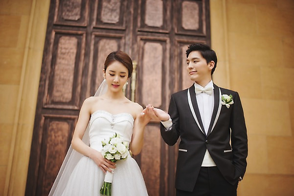 포토 JPG 주간 여자 남자 행복 신부 부케 웨딩드레스 신랑 결혼 서기 들기 정장 턱시도 상반신 성인 야외 두명 30대 손잡기 다정 한국인 기념촬영 웨딩라이프 성인만 국내포토 자연요소 라이프스타일 드레스 옷 감정 꽃다발 컨셉 모션 사람 동양인 이벤트 장년 사진촬영 파일형식