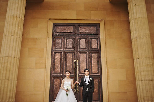 포토 JPG 주간 여자 남자 행복 신부 부케 웨딩드레스 신랑 결혼 서기 들기 정장 턱시도 상반신 성인 야외 두명 30대 손잡기 다정 한국인 기념촬영 웨딩라이프 성인만 국내포토 자연요소 라이프스타일 드레스 옷 감정 꽃다발 컨셉 모션 사람 동양인 이벤트 장년 사진촬영 파일형식