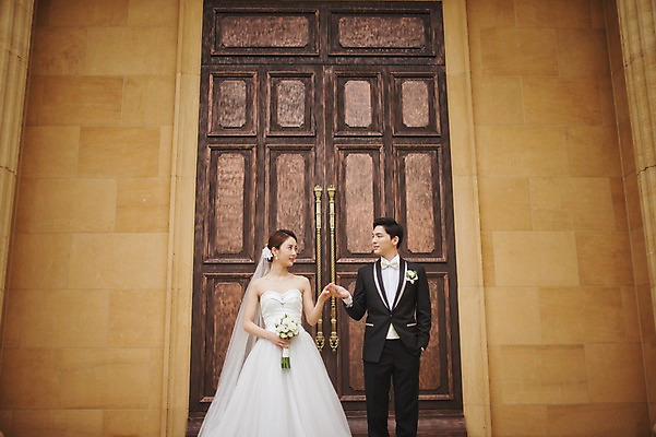 포토 JPG 주간 여자 남자 행복 신부 부케 웨딩드레스 신랑 결혼 서기 들기 정장 턱시도 상반신 성인 야외 두명 30대 손잡기 다정 한국인 기념촬영 웨딩라이프 성인만 국내포토 자연요소 라이프스타일 드레스 옷 감정 꽃다발 컨셉 모션 사람 동양인 이벤트 장년 사진촬영 파일형식