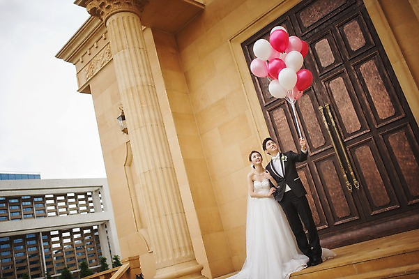 포토 JPG 주간 전신 여자 남자 행복 신부 웨딩드레스 신랑 결혼 서기 들기 정장 턱시도 성인 야외 두명 앞모습 30대 다정 한국인 풍선 기념촬영 웨딩라이프 성인만 국내포토 자연요소 라이프스타일 드레스 옷 감정 뷰포인트 컨셉 모션 사람 동양인 이벤트 장년 사진촬영 파일형식