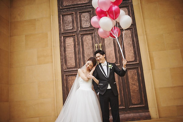 포토 JPG 주간 여자 남자 행복 신부 웨딩드레스 신랑 결혼 서기 미소 들기 정장 턱시도 상반신 성인 야외 두명 앞모습 30대 한국인 풍선 기념촬영 웨딩라이프 성인만 국내포토 자연요소 라이프스타일 드레스 옷 감정 뷰포인트 모션 표정 사람 동양인 이벤트 장년 사진촬영 파일형식