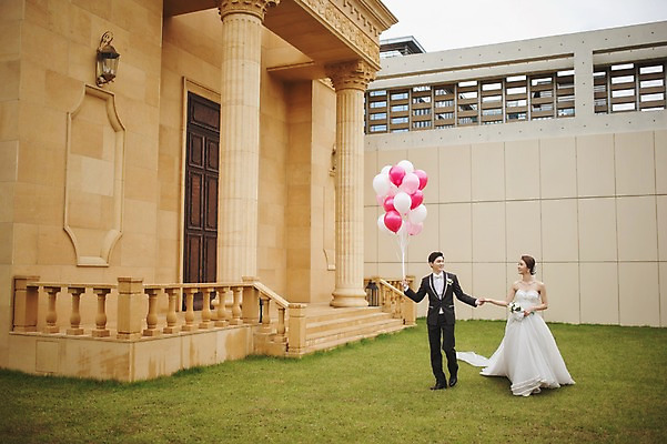 포토 JPG 주간 전신 여자 남자 행복 신부 웨딩드레스 신랑 결혼 들기 정장 턱시도 성인 야외 두명 30대 걷기 다정 한국인 풍선 기념촬영 웨딩라이프 성인만 국내포토 자연요소 라이프스타일 드레스 옷 감정 컨셉 모션 사람 동양인 이벤트 장년 사진촬영 파일형식